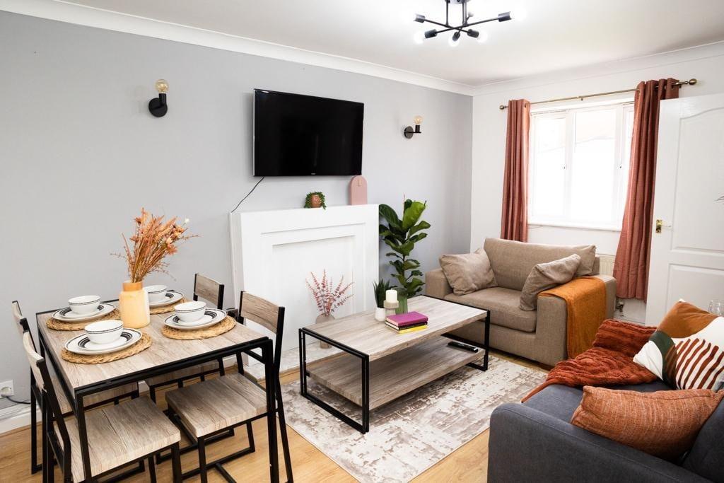 Cozy 2-BR Home, Free Parking, Sleeps 5