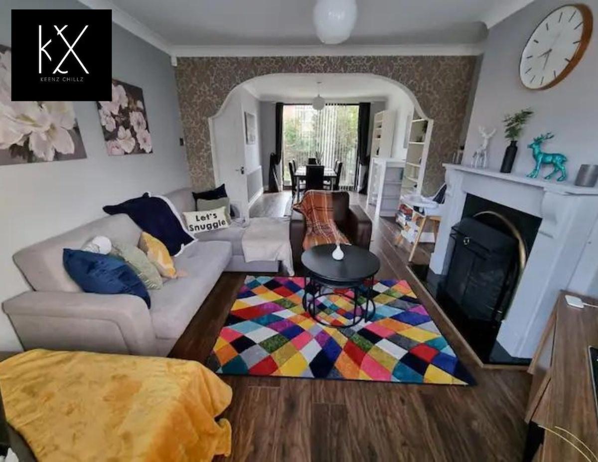 Equipped Manchester Home, Free Parking, Sleeps 6